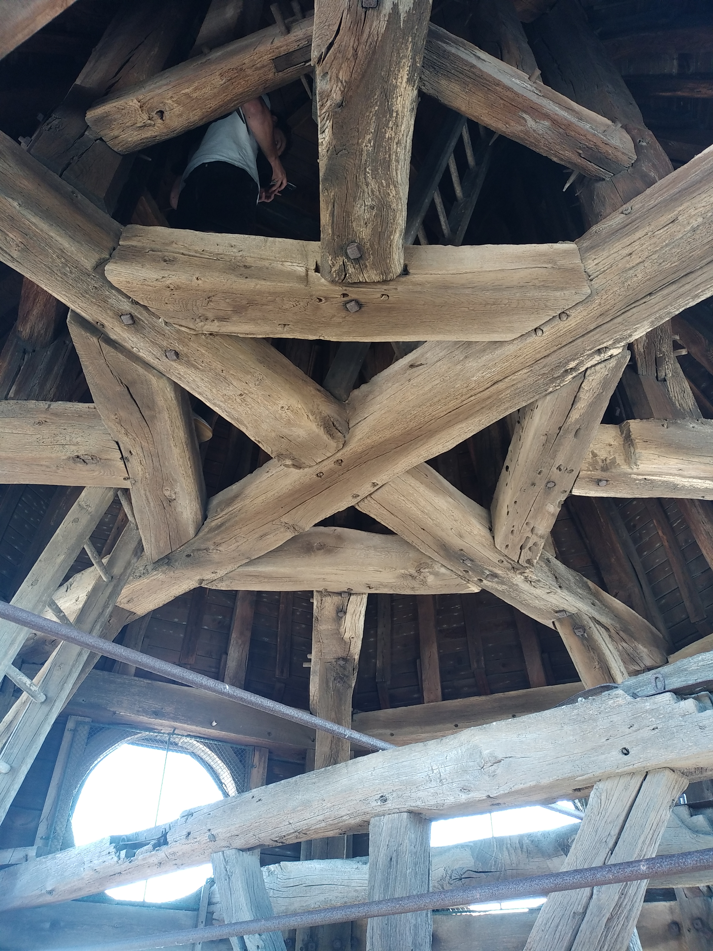 Charpente ancienne en chêne avec assemblages traditionnels — vallée du Cher